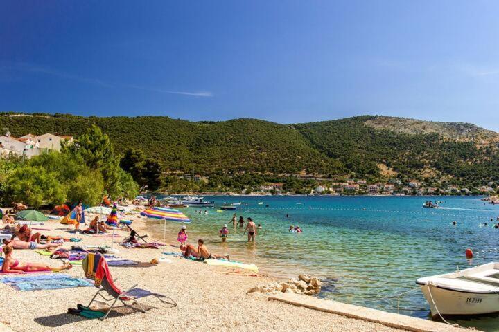 Апартаменти Holiday Beach House Гребащиця Екстер'єр фото